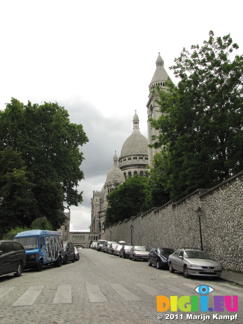 SX18279 Road leading up to Basilique du Sacre Coeur de Montmartre